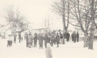 Otěvěcký masopust (60. léta 20. století). Hostinec U Šenkýřů zcela vlevo.