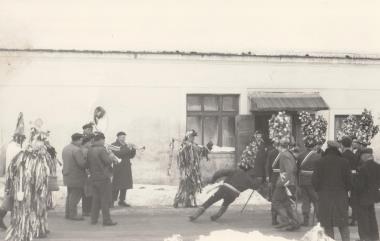 Masopustní koleda před hospodou.