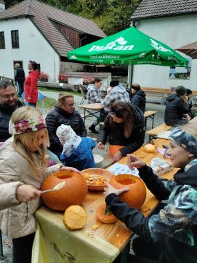 Drakiáda na Buškově hamru - dlabání dýní
